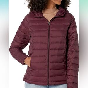 NWT amazon Essentials Womens Lightweight Puffer Jacket - Burgundy/ Wine Small